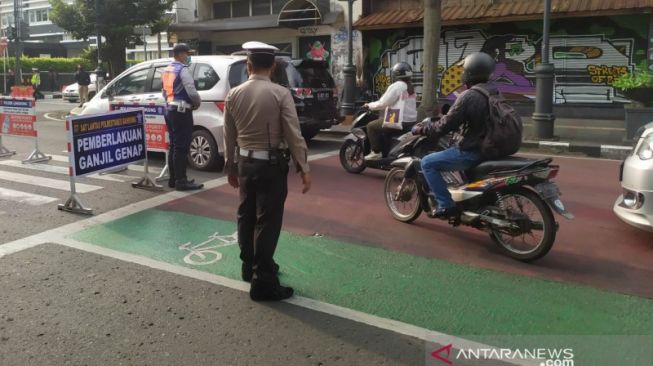 Polisi melakukan penyekatan ganjil genap pada kendaraan bermotor di Kota Bandung. (ANTARA/Bagus Ahmad Rizaldi)