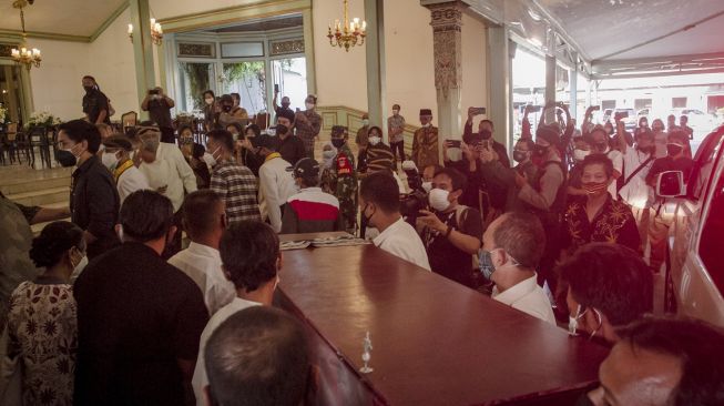 Kerabat mengangkat peti jenazah almarhum Kanjeng Gusti Pangeran Adipati Arya (KGPAA) Mangkunagoro IX ke tempat persemayaman di Pura Mangkunegaran, Solo, Jawa Tengah, Jumat (13/8/2021). [ANTARA FOTO/Mohammad Ayudha]