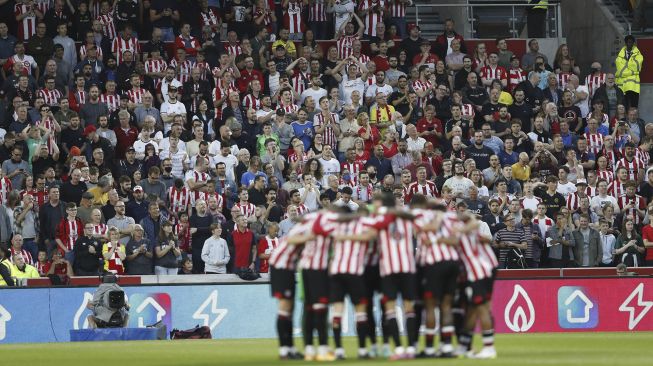 Penonton memenuhi tribun sebelum Brentford berkerumun memulai pertandingan sepak bola Liga Premier Inggris antara Brentford dan Arsenal di Brentford Community Stadium, London, pada (13/8/2021). [Adrian DENNIS / AFP]