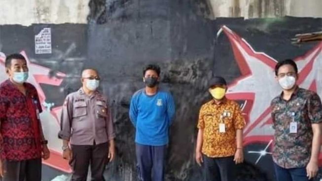 Mural Jokowi 404 Not Found dihapus. [Twitter/Ist]