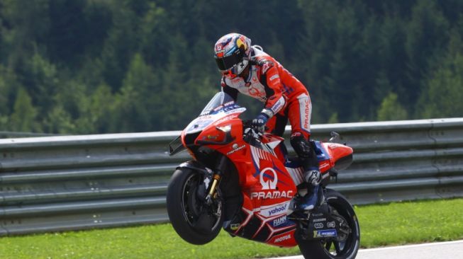 Pebalap tim Pramac Racing Jorge Martin melakukan selebrasi setelah mengklaim pole position Grand Prix Austria, Sirkuit Red Bull Ring, Spielberg. (14/8/2021) (ANTARA/REUTERS/Borut Zivulovic)