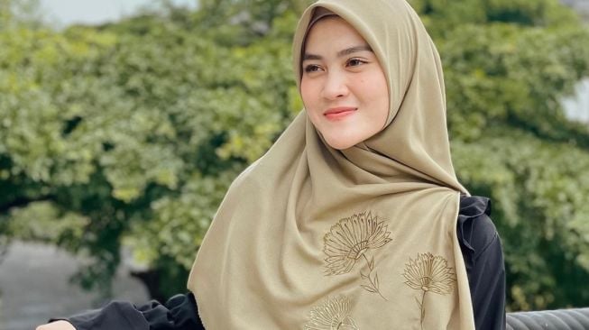 Gaya Hijab Henny Rahman. (Instagram)