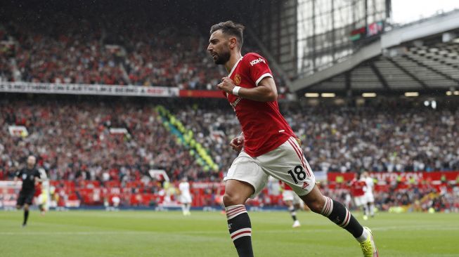 Gelandang Manchester United, Bruno Fernandes melakukan selebrasi setelah mencetak gol pembuka timnya saat menghadapi Leeds United dalam matchday pertama Liga Inggris 2021/2022 di Old Trafford, Sabtu (14/8/2021).[AFP Photo]