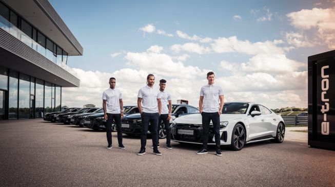 Audi E-Tron GT dan Audi RS E-Tron GT versi terbaru bagi pesepakbola FC Bayern Munich [Carscoops].