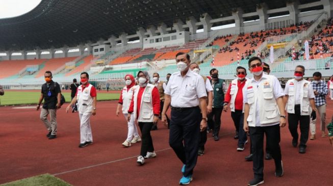 Menteri Koordinator Bidang Kemaritiman dan Investasi Luhut Binsar Pandjaitan selaku Koordinator PPKM Jawa-Bali mengunjungi sentra vaksinasi COVID-19 di Stadion Pakansari, Kabupaten Bogor, Sabtu (14/8/2021). (ANTARA/HO Kemenko Kemaritiman dan Investasi)