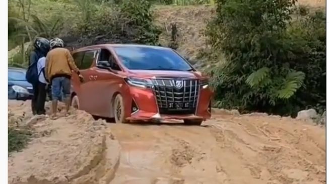 Viral MPV Mewah Alphard Dipakai Off Road, Netizen: Land Cruiser Malah Dipakai ke Mall!