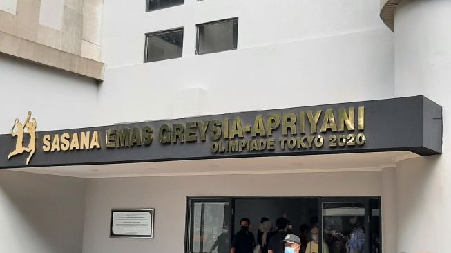 Nama Greysia Polii/Apriyani Rahayu diabadikan di Gedung Multisport PPOP Ragunan menjadi Sasana Emas Greysia/Apriyani (Suara.com/Adie Prasetyo Nugraha).