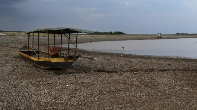 Air Waduk Dawuhan Madiun Menyusut Akibat Musim Kemarau