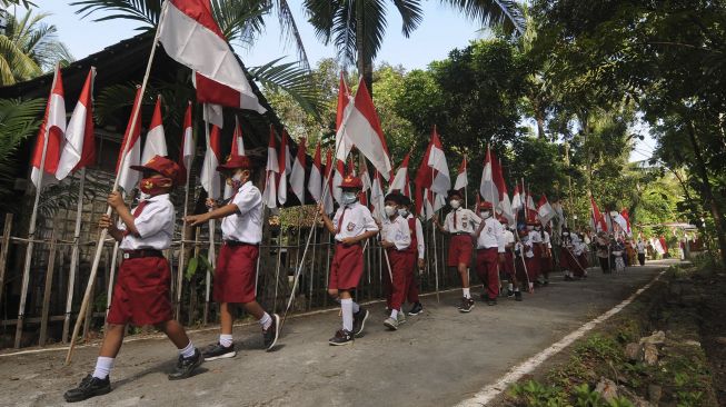 Sejumlah siswa mengikuti Kirab 76 Bendera Merah Putih di Bugel, Krakitan, Bayat, Klaten, Jawa Tengah, Sabtu (14/8/2021). [ANTARA FOTO/Aloysius Jarot Nugroho]