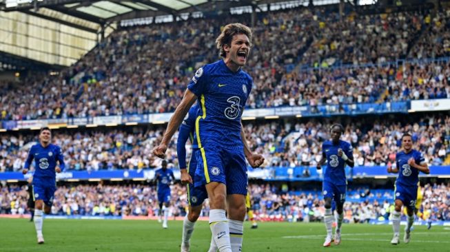 Bek sayap Chelsea, Marcos Alonso melakukan selebrasi setelah mencetak gol pembuka saat timnya menghadapi Crystal Palace dalam matchday pertama Liga Inggris 2021/2022 di Stamford Bridge, London, Sabtu (14/8/2021). Glyn KIRK / AFP.