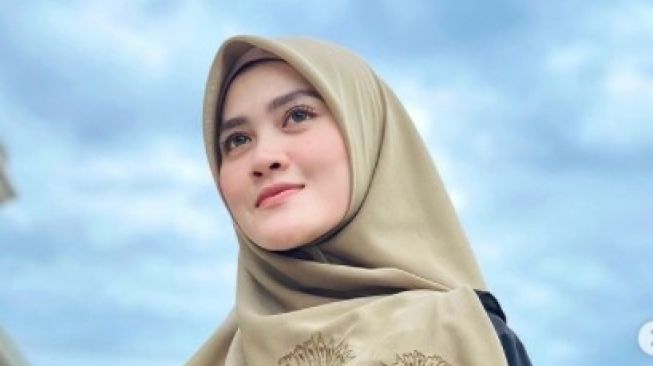 Profil Henny Rahman, Mantan Istri Zikri Daulay Kini Dipersunting Alvin Faiz