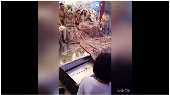 Wanita dengan gaun pengantin 100 kg. (Youtube/osamaazkar1)