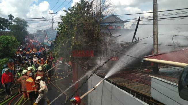 Akibat Korsleting Listrik Dua Rumah Terbakar di Pontianak