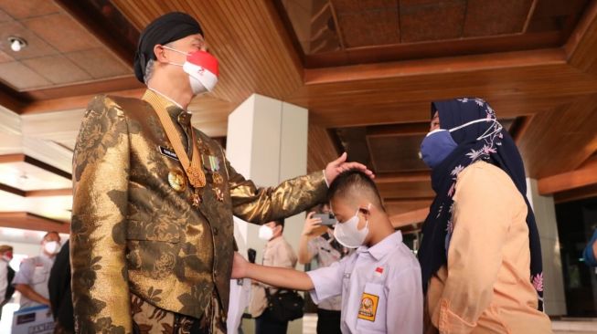 Bikin Miris! Segini Gaji Gubernur Jawa Tengah Ganjar Pranowo, Hampir Setara UMK Semarang