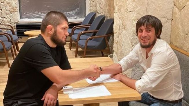 Khabib Nurmagomedov tanda tangan kontrak dengan klub kasta ketiga Liga Rusia, FC Legion Dynamo. (Instagram/fc_legion_05)