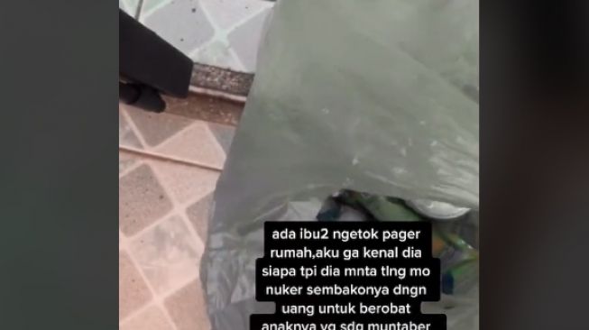 Ibu-ibu tukar sembako dengan uang (tiktok)