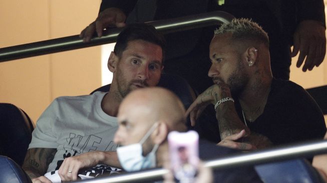 Lionel Messi menjadi penonton saat Paris Saint-Germain menjamu Strasbourg dalam lanjutan Liga Prancis,  di stadion Parc des Princes, Paris, Prancis, Sabtu (14/8).  GEOFFROY VAN DER HASSELT / AFP