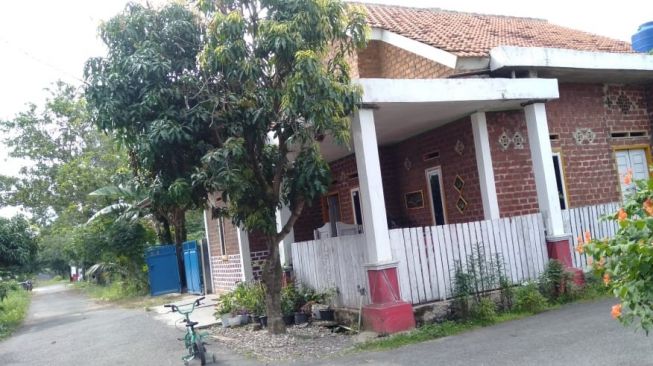 Rumah terduga teroris di Bandar Lampung yang digeledah Densus 88, Sabtu (14/8/2021). [Lampungpro.co]