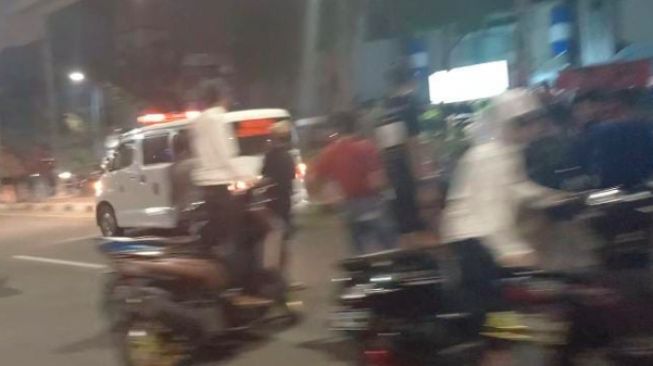 Hadang Laju Mobil Ambulans, Polisi Lepaskan Tembakan Peringatan