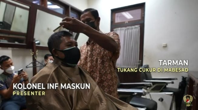 Tarman, tukang cukur yang anaknya jadi taruna Akmil. [YouTube TNI AD]