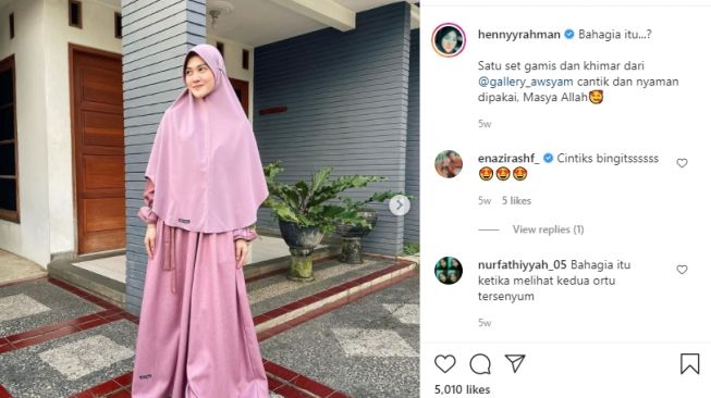 Beda gaya Henny Rahman dan Larissa Chou [Instagram]