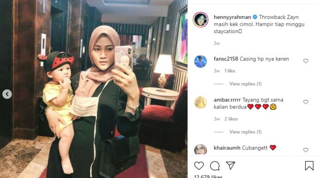 Beda gaya Henny Rahman dan Larissa Chou [Instagram]