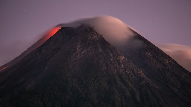 Luncuran lava pijar Gunung Merapi terlihat dari Cangkringan, Sleman, DI Yogyakarta, Minggu (15/8/2021).  ANTARA FOTO/Hendra Nurdiyansyah