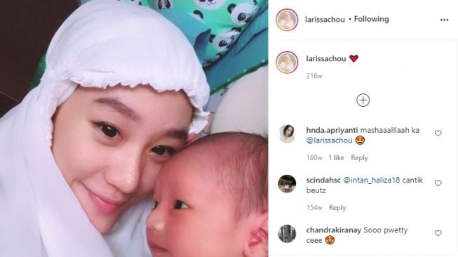 Beda gaya Henny Rahman dan Larissa Chou [Instagram]