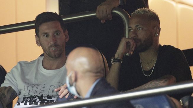 Lionel Messi menjadi penonton saat Paris Saint-Germain menjamu Strasbourg dalam lanjutan Liga Prancis,  di stadion Parc des Princes, Paris, Prancis, Sabtu (14/8).  GEOFFROY VAN DER HASSELT / AFP