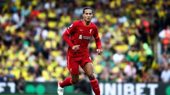 Aksi Virgil van Dijk saat Liverpool mengalahkan Norwich City. (Twitter/@AnfieldWatch)