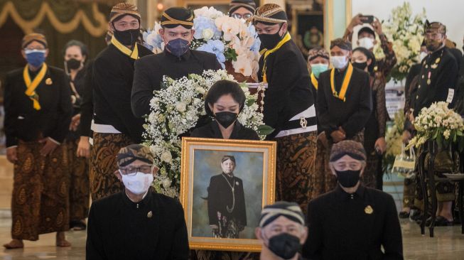 Keluarga dan kerabat Mangkunegaran membawa peti jenazah almarhum Kanjeng Gusti Pangeran Adipati Arya (KGPAA) Mangkunegara IX di Pura Mangkunegaran, Solo, Jawa Tengah, Minggu (15/8/2021).  ANTARA FOTO/Mohammad Ayudha