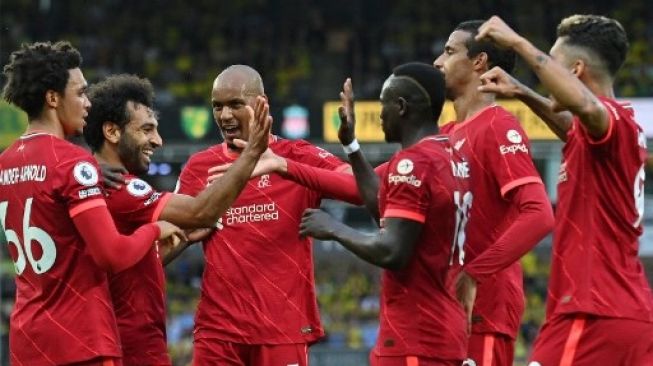 Para pemain Liverpool merayakan gol yang dicetak Mohamed Salah ke gawang Norwich City. (JUSTIN TALLIS / AFP)