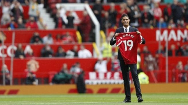 Wolverhampton Vs Manchester United, Solskjaer Angkat Topi buat Raphael Varane