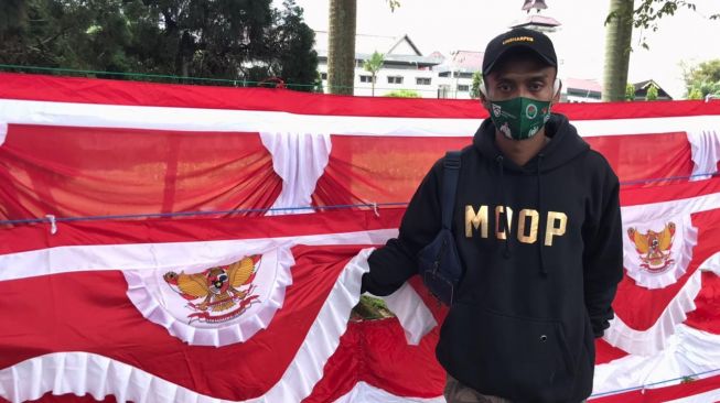 Juan Wijaya, pria asal Bandung beradu nasib sebagai penjual bendera di Kukar. [Suara.com/Apriskian Tauda Parulian]