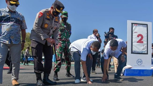 Gubernur NTB Zulkieflimansyah mencoba aspal di Sirkuit Mandalika. [Gerbang Indonesia]