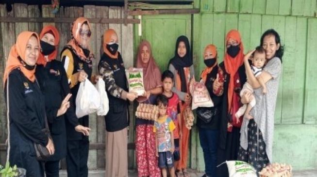 Forum Pekanbaru Kota Bertuah Salurkan Sembako Untuk Dhuafa
