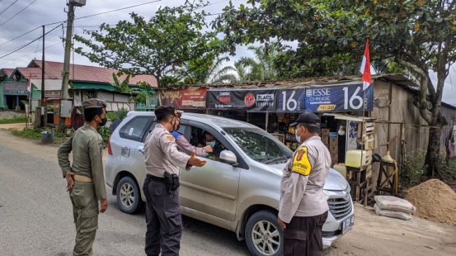 Penyekatan Poros Sangatta-Bontang, Polres Kutim Periksa Puluhan Kendaraan B