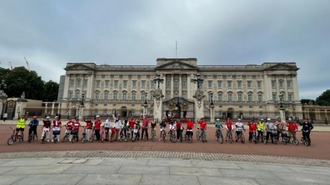 Keren! WNI di Inggris Rayakan HUT Kemerdekaan RI dengan Bersepeda Keliling London