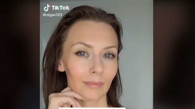 Wanita 45 Tahun Bagikan Resep Awet Muda Tanpa Botox, Cuma Perlu Selotip!