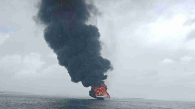 Kapal Terbakar di Tengah Laut Angkut 22 Penumpang