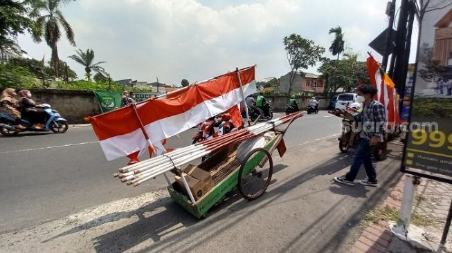 Pedagang Bendera Musiman Menjamur di Cimahi, Warga Garut Bisa Cuan Rp 500 Ribu Sehari