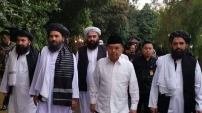 Jusuf Kalla saat menjadi Wakil Presiden, bertemu pemimpin Taliban dan mengajak makan Rumah Jabatan Wakil Presiden RI [SuaraSulsel.id / Tim Media JK]