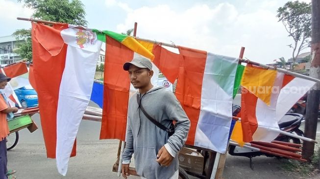 Pandemi Bikin Omzet Babak Belur, Cerita Kuli Serabutan Jualan Bendera Saban Agustus