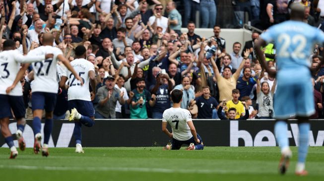 Striker Tottenham Hotspur Son Heung-Min merayakan usai mencetak gol pembuka selama pertandingan sepak bola Liga Premier Inggris antara Tottenham Hotspur melawan Manchester City di Tottenham Hotspur Stadium, London, Senin (16/8/2021) dini hari WIB.  Adrian DENNIS / AFP