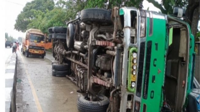 Truk angkut biji sawit terguling di Tebing Tinggi, Sumatera Utara. [ANTARA] 