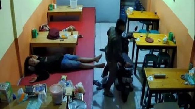 Viral Aksi Curanmor di Warung Makan Bekasi Terekam CCTV, Begini Kesaksian Korban