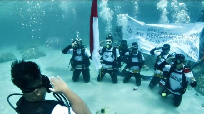 HUT ke-76 RI, Askrindo Kibarkan Bendera Merah Putih di Dasar Laut Ternate