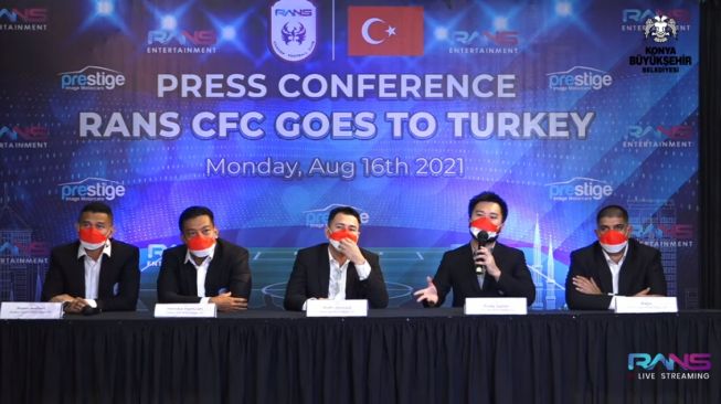 Tangkapan layar konferensi pers Rans Cilegon FC yang akan beruji coba melawan Fenerbahce. [Zoom Rans Cilegon FC]