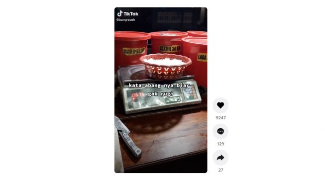 Penjual nasi goreng pakai timbangan. [TikTok] 