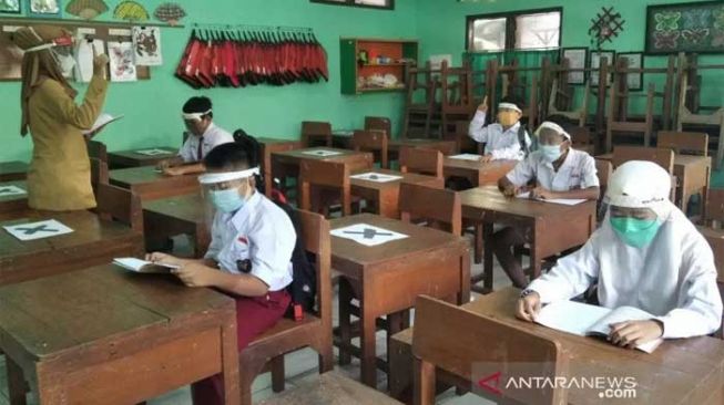 Pembelajaran tatap muka yang sempat digelar di sebuah sekolah dasar (SD) negeri di Kabupaten Kudus, Jawa Tengah, beberapa waktu lalu. [ANTARA] 